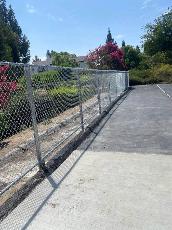 picture of a newly installed chainlink fence